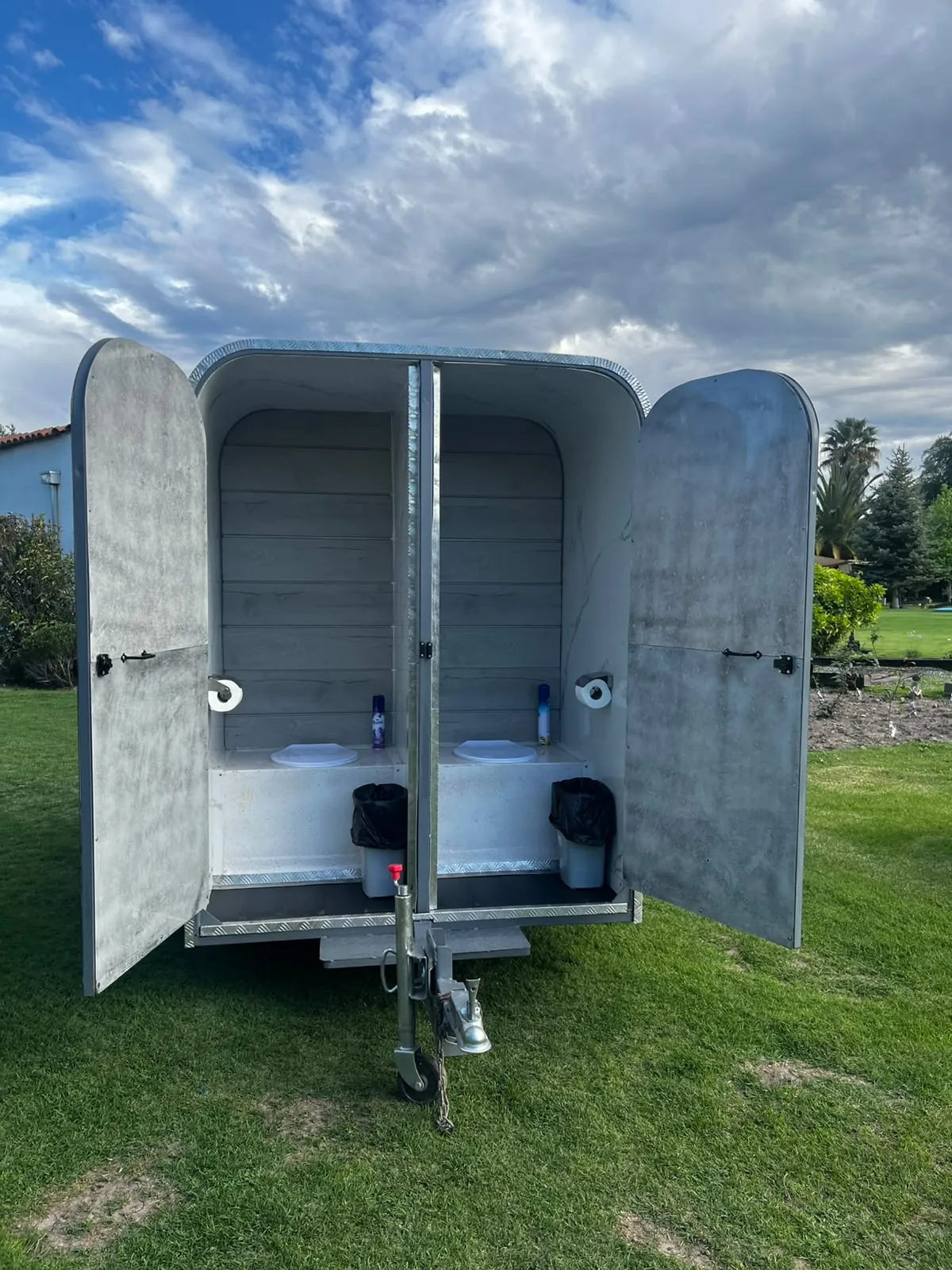 Dos cabinas del carro cuádruple abiertas con sanitarios, portapapel y enganche de arrastre